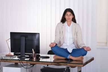 Alt üst üzerinde meditasyon 