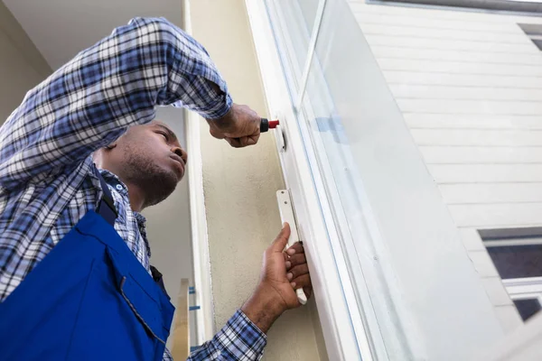 Handyman installera fönster — Stockfoto