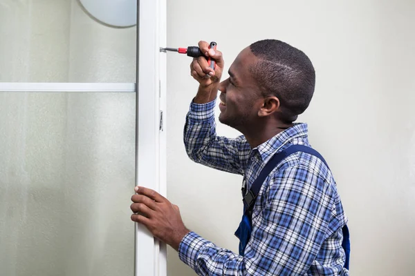 Handyman Instalando Janela — Fotografia de Stock