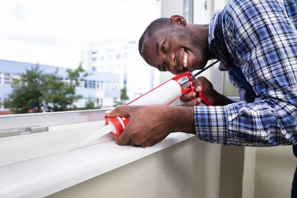 Handyman installera fönster — Stockfoto