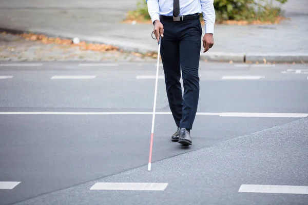 Pessoa cega andando na rua — Fotografia de Stock
