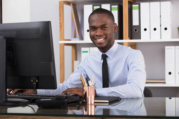 Zufriedener Geschäftsmann mit Computer — Stockfoto