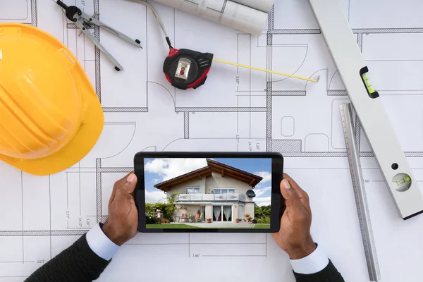 Architect kijken naar digitale Tablet — Stockfoto