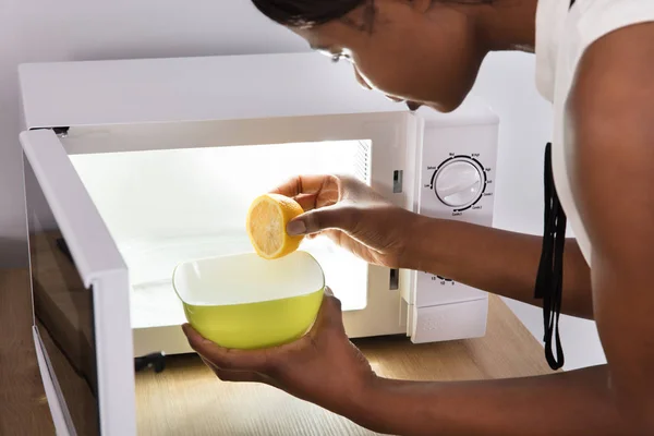 Human Putting Lemon In Bowl — Stock Photo, Image