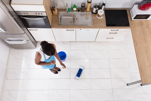 Dona de casa piso de limpeza — Fotografia de Stock