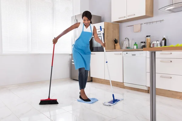 Hausfrau macht Multitasking — Stockfoto