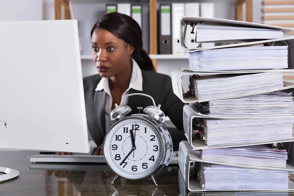 Afrikaanse zakenvrouw werkzaam In kantoor — Stockfoto