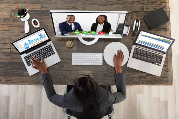 Zakenvrouw videoconferenties houden met collega 's — Stockfoto
