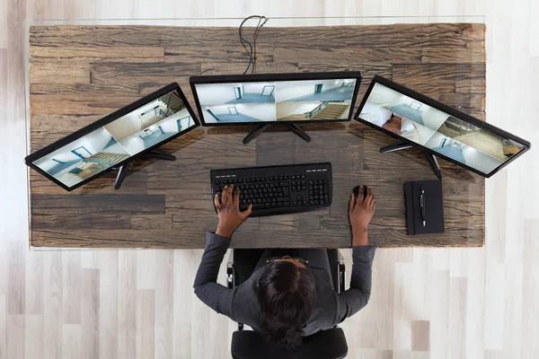 Businesswoman Looking At Camera Footage — Stock Photo, Image