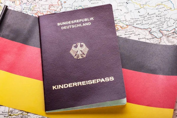 护照在德国旗子 — 图库照片