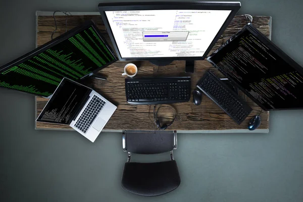 Hochwinkelansicht mehrerer Computerbildschirme mit Fortschrittsbalken zum Kopieren von Dateien auf dem Schreibtisch — Stockbild Mehrere Computerbildschirme — Stockfoto