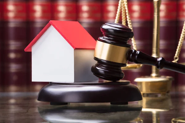 Gavel And House Model — Stock Photo, Image