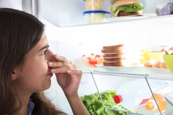 Donna che tiene il naso vicino al cibo — Foto Stock