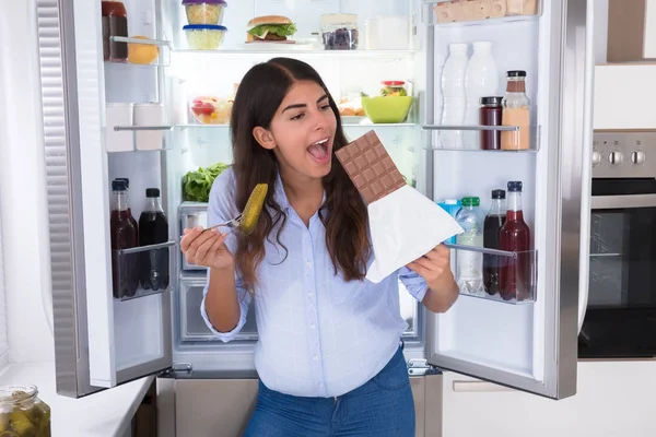 チョコレートを食べる若い女性 — ストック写真