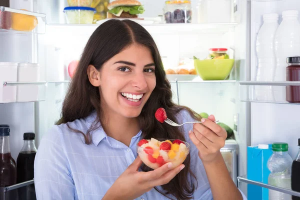 女性のボウルに果物を食べる — ストック写真