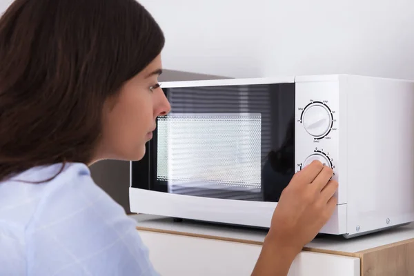 Woman Preparing Food In Microwave Oven — Stock Photo, Image