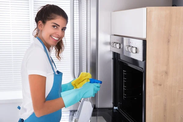 Horno de limpieza mujer — Foto de Stock