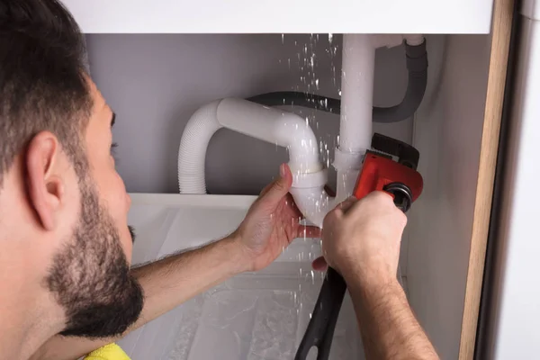 Man Repairing Sink Pipe Leakage — Stock Photo, Image