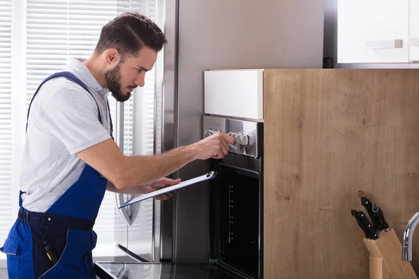 Male Electrician Fixing Oven — Stock Photo, Image
