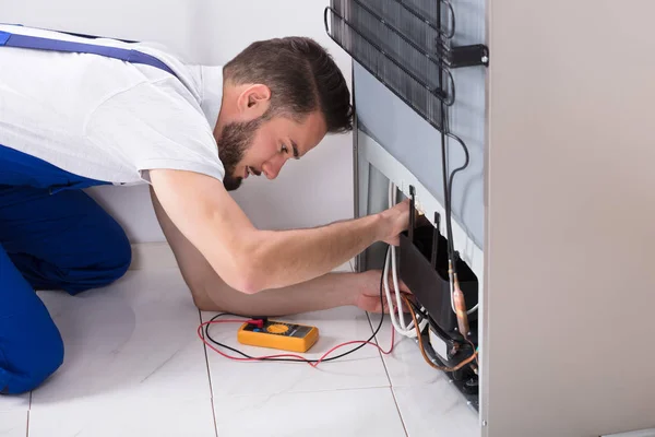 Tekniker reparera kylskåp — Stockfoto