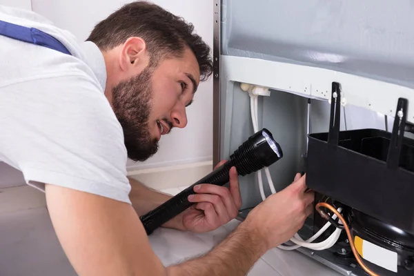 Technicus herstellen koelkast — Stockfoto
