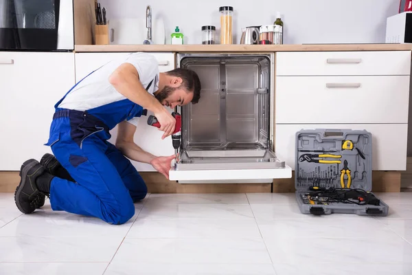 Techniker repariert Geschirrspüler — Stockfoto