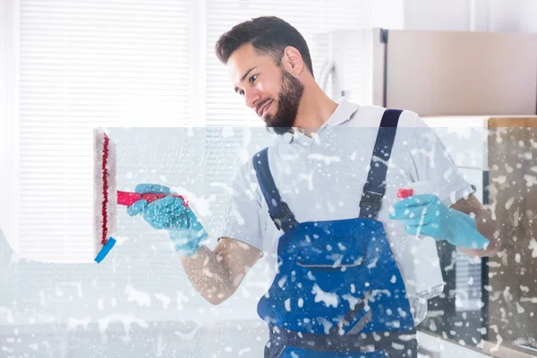 Školník čištění okno — Stock fotografie