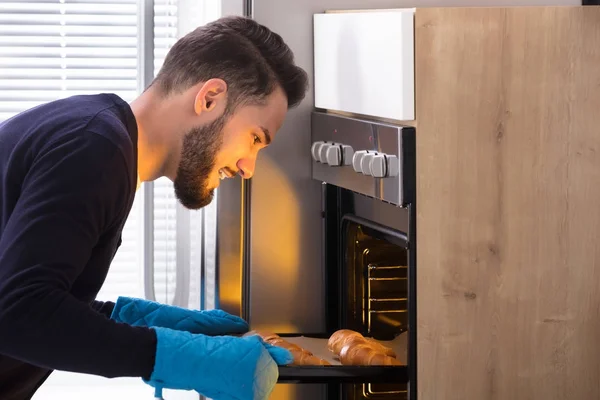 Man Taking Out Tray — Stock Photo, Image