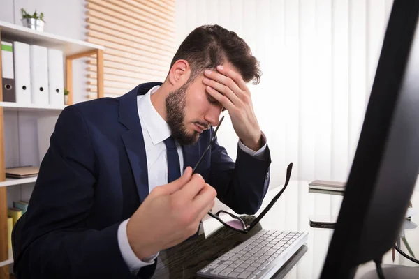 Biznesmen cierpi na ból głowy — Zdjęcie stockowe