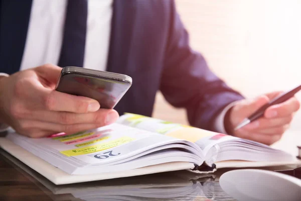 Homme d'affaires utilisant un téléphone portable — Photo