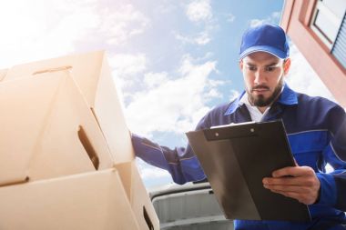 Erkek işçi Holding Pano