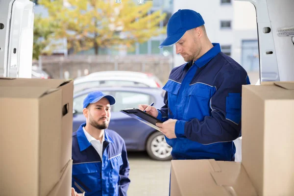 Verhuizer schrijven op Klembord — Stockfoto