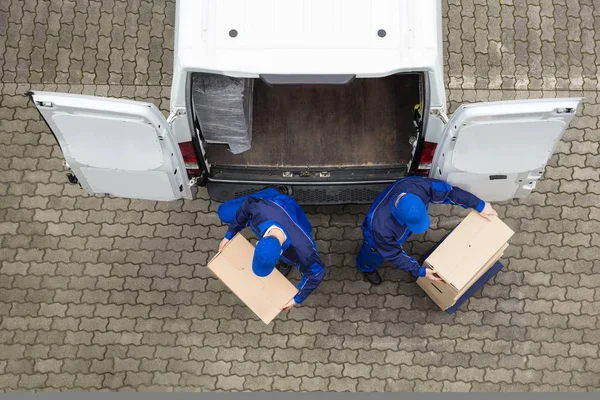 Movers transportando caixas de papelão — Fotografia de Stock