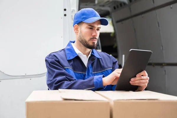 Trabalhador masculino usando Tablet — Fotografia de Stock