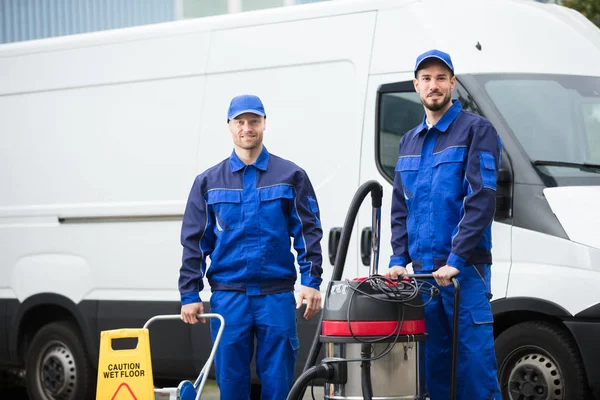 Twee gelukkige mannelijke conciërges — Stockfoto