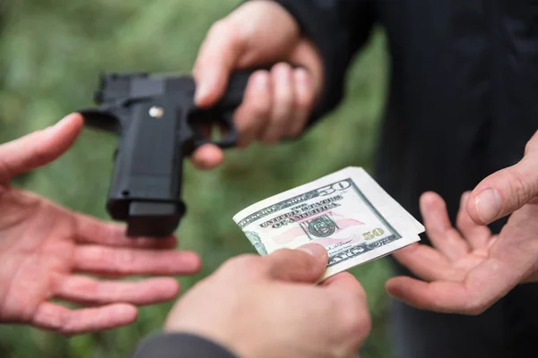 Pessoa comprando arma de revendedor — Fotografia de Stock