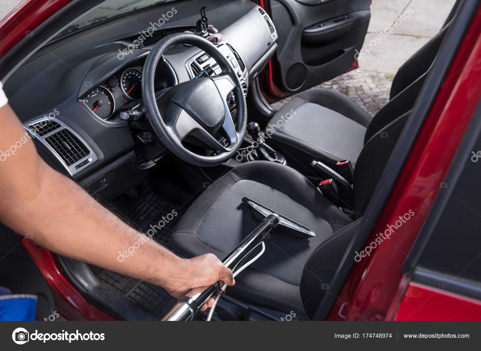 Auto-interieur stofzuigen werknemer — Stockfoto © AndreyPopov #174748974 Auto-interieur stofzuigen werknemer — Stockfoto © AndreyPopov #174748974