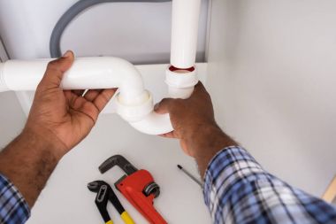 Tesisatçı sabitleme lavabo boru