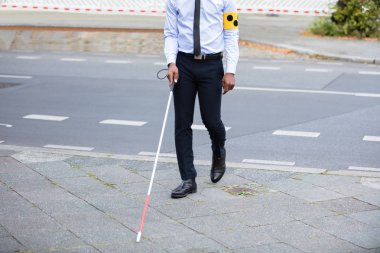 sokakta yürüyen kişi