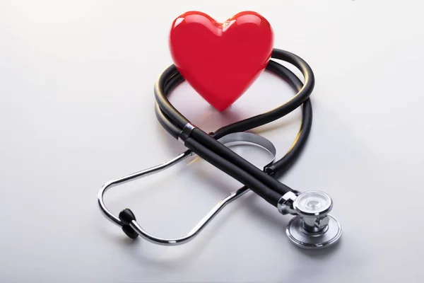 Red Heart dengan stetoskop — Stok Foto
