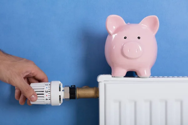 Man Adjusting Thermostat — Stock Photo, Image