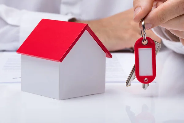 Hand som håller hus nycklar — Stockfoto