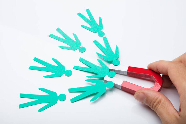 Человек, держащий красный магнит
