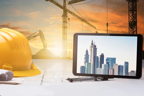 Ψηφιακό Tablet και Hardhat — Φωτογραφία Αρχείου