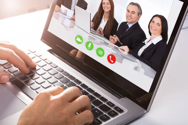 Businessperson Conferencing With Colleagues — Stock Photo, Image
