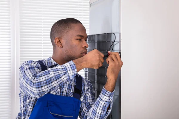 Serviziere che lavora sul frigorifero — Foto Stock