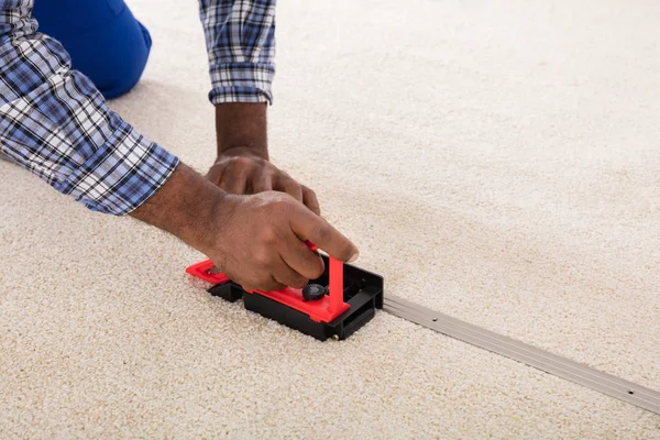 Handwerker verlegt Teppich — Stockfoto