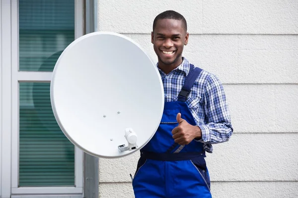 Técnico masculino con TV satélite plato —  Fotos de Stock