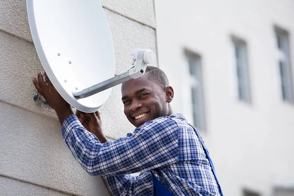 Homem encaixe Tv antena parabólica — Fotografia de Stock