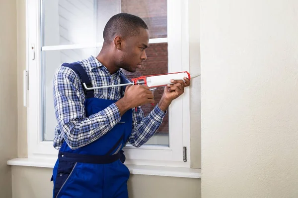 Worker Applying Silicone Sealant — Stock Photo, Image